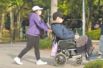 外籍看护高工时低薪 近半无月休