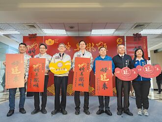 蛇馬攏順 春聯、福袋藏巧思