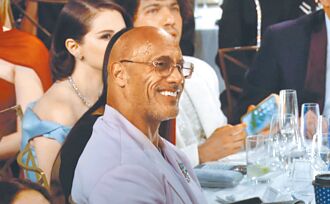 曾鬧不合！馮迪索示好巨石強森獲尬笑