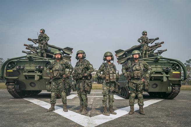 隨著陸軍換裝國造陸射劍二防空飛彈系統，接替野戰防空任務，擔負我國防空重任近40年的「老兵」檞樹防空飛彈系統，今年將功成身退，告別捍衛空防的光輝歲月。（記者陳怡璿攝）