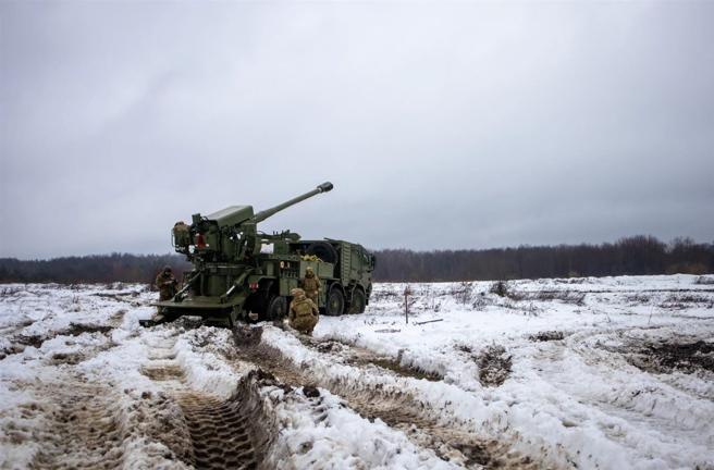 烏軍5日起對庫斯克地區發動新攻勢。圖為烏軍砲擊俄軍陣地。
（取自烏國國防部「X」帳號）