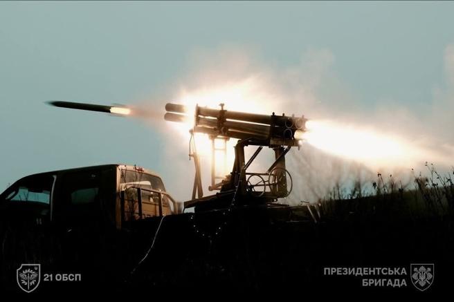 烏軍發動新攻勢，取得若干戰術性突破成果。圖為烏軍多管火箭攻擊俄軍陣地。
（取自烏國國防部「X」帳號）