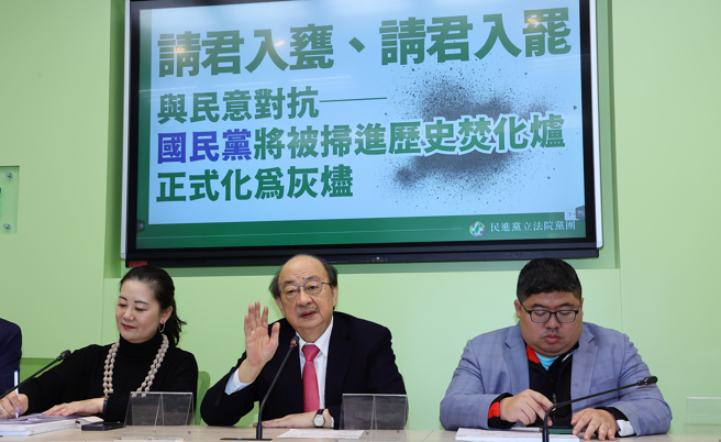 民进党立院党团干事长吴思瑶（左起）、总召柯建铭、书记长蔡易余7日举行记者会。（刘宗龙摄）