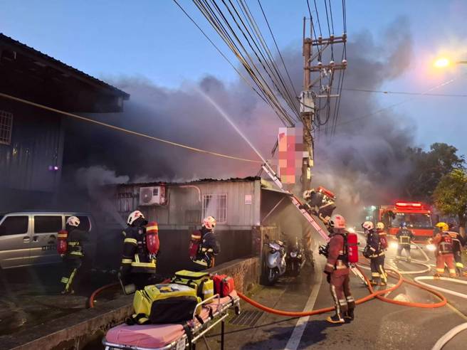 新北势树林区一间机车行清晨发生火警。（萧宥彤翻摄）