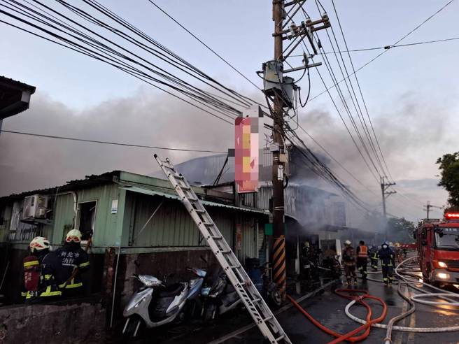 火势于半小时后获得控制，7时左右扑灭。（萧宥彤翻摄）