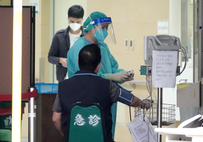医院急诊女医护表示，医院群组发布讯息，要求医院急诊室护理人员上班都得戴上N95口罩。（资料照，记者黄世麒／摄影）
