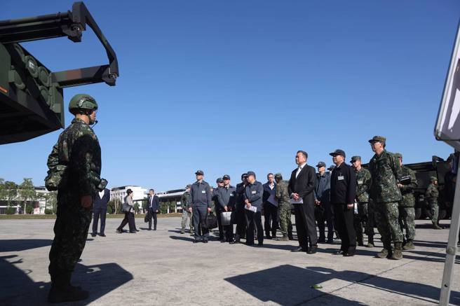 脸书照片左上角，可见到6枚装海马士多管火箭弹箱。(翻摄自王定宇脸书)