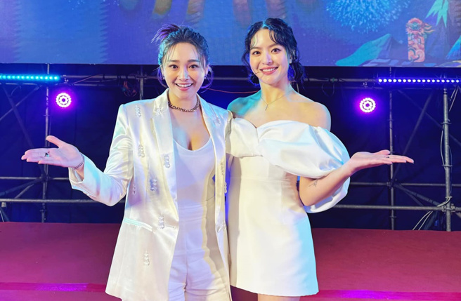 张文绮和师妹宜芳主持金门跨年晚会差点出包，后来靠着唱歌撑场，幸好最后有惊无险。（图／翻摄自张文绮 Shiny  脸书）