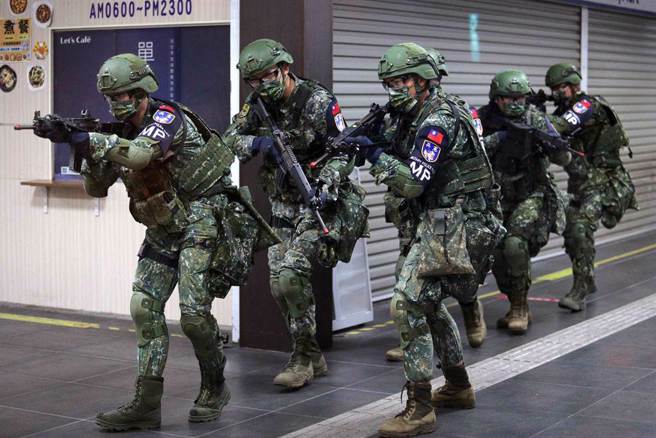 图为去年汉光39号演习，军方主导，与警、消联合执行国土防卫作战演练，模拟台北车站遭恐怖份子袭击，并挟持人质对峙，宪兵特勤队进入反制。（仅示意画面，非本案新闻 / 黄世麒摄）