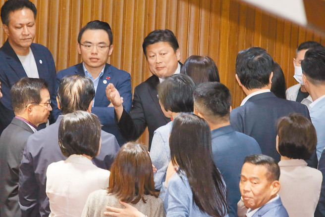 图为国民党团总召傅昆萁（中）邀集党籍立委说明协商结果。（资料照／姚志平摄）