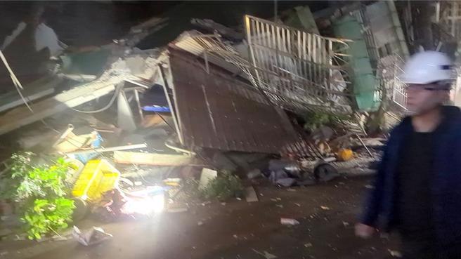 新北市三重区六张街建案6日因开挖地下室导致邻房190号公寓严重倾斜，已超出安全标准需拆除，讵料市府抢救过程中，184号4层楼公寓于晚间8时45分应声倒塌。（吕健豪摄）