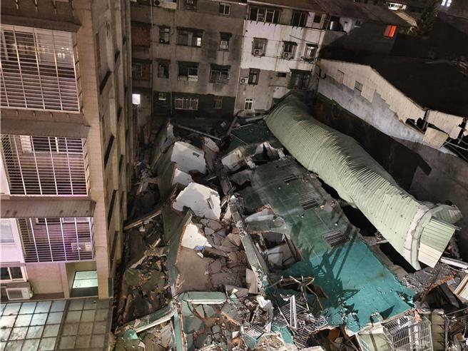 新北市三重区六张街84号5层楼公寓于6日晚间8时45分应声倒塌，幸无人员伤亡。（王扬杰摄）