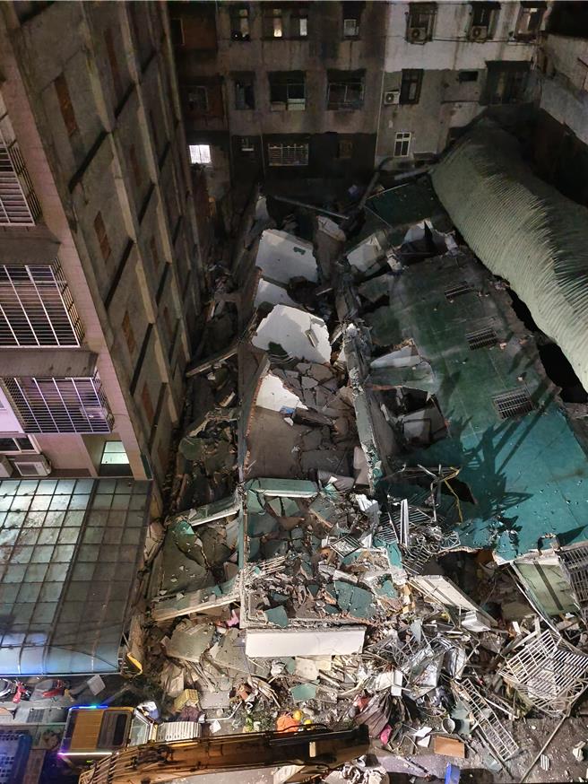 新北市三重区六张街84号5层楼公寓于6日晚间8时45分应声倒塌，幸无人员伤亡。（王扬杰摄）