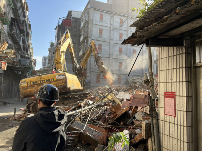 辖区警方今一早抵达现场戒护，当地住户今直击挖土机进行拆除作业时，心情五味成杂。（图 / 刘咏韵翻摄）