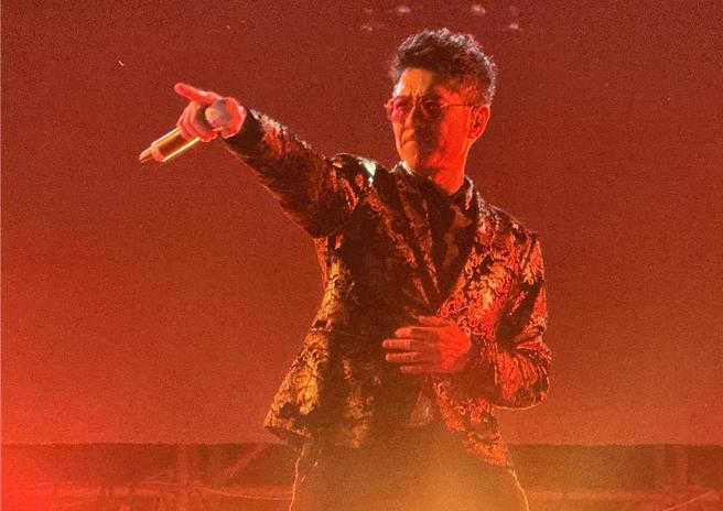 当晚压轴来宾荒山亮都唱完下台，这时距离倒数竟还有半小时空窗。（图／中时资料照）