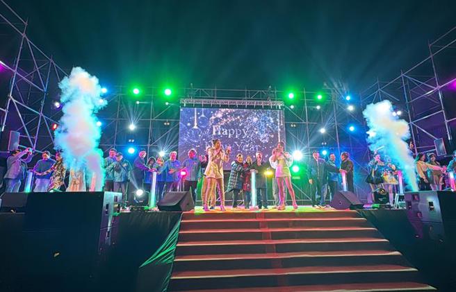 时间没有控制好导致半小时空窗，张文绮和宜芳自己上台表演。（图／中时资料照）