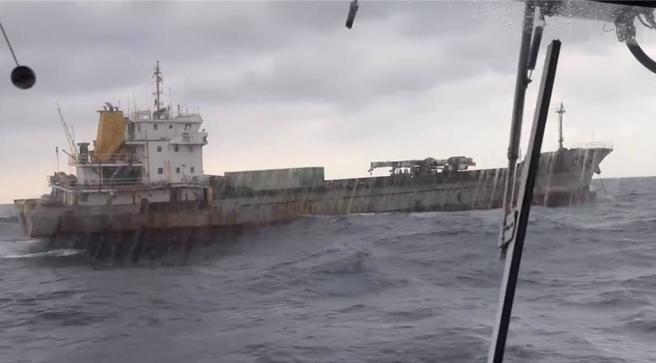 中华电信位于野柳东北方海域的海底国际电缆遭喀麦隆籍「SHUNXIN39」货轮刻意拖断。（海巡署提供）