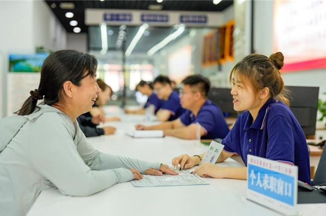 大陸官方宣布，全面取消在就業地參保戶籍限制。（摘自新華社）