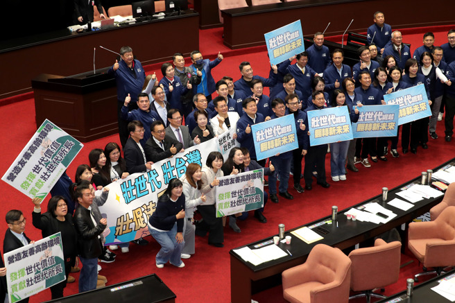立法院第11届第2会期第16次会议7日处理《状世代政策与产业发展促进法》草案，在朝野三党团高度共识下，法案顺利立法三读通过，三党立委们也难得一同在议场内举牌合影。（黄世麒摄）