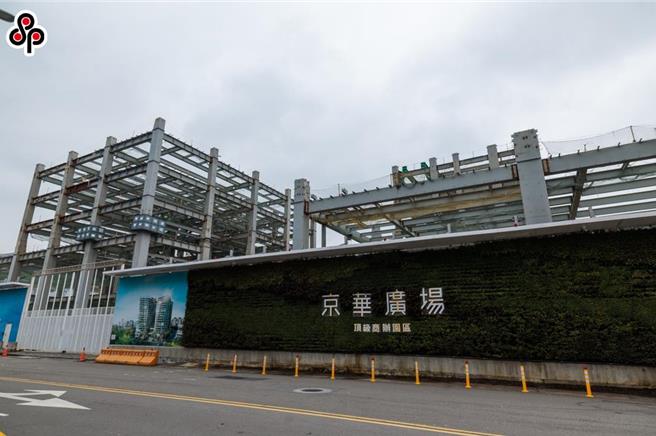 前台北市长柯文哲遭收押禁见，北市府正研议京华城后续处置措施，国民党议员曾献莹认为无论是京华城20％容积奖励直接被撤回并勒令停工，或是鼎越保有20％的容积奖励直到判决定谳、但北市府仍停止施工勘验，北市府均须面对后续可能的求偿诉讼。（本报资料照）