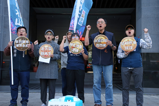 守护外木山行动小组召集人王醒之（左二）7日和多个环团到环境部外举行「四能换四接 还我好空气」许愿记者会，表示环境部设置「好空气许愿池」网站，邀请全民共同参与，认为活动虽然是为了改善空气品质徵集民眾意见的活动用语，但当连空气品质、呼吸健康、碳排总量都要「许愿」时，不禁让人感到失望，再次呼吁政府应以「四能取代四接」，投入节能、能源管理、储能及再生能源，别让协和四接以减碳之名行增碳之实。（赵双杰摄）