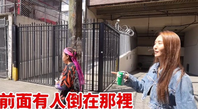 蔷蔷在找人过程发现有人倒在路边。（图／林嘉凌 蔷蔷Maze脸书）