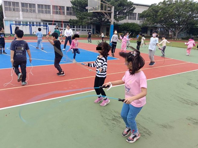 桃园市观音区育仁国小规画跳绳走读家乡、生活创游趣活动，运用观音区的地理知识结合闯关活动，让学生更深入了解家乡，建立在地情谊。（教育局提供／廖姮玥桃园传真）