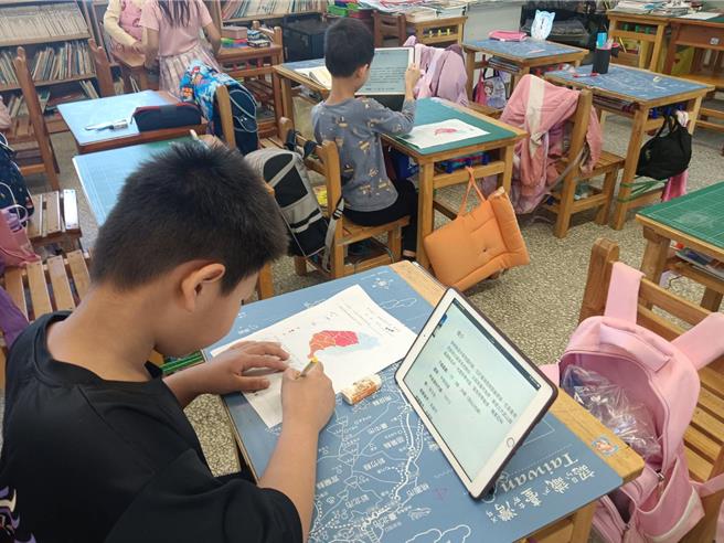 桃园市观音区育仁国小规画跳绳走读家乡、生活创游趣活动，运用观音区的地理知识结合闯关活动，让学生更深入了解家乡，建立在地情谊。（教育局提供／廖姮玥桃园传真）