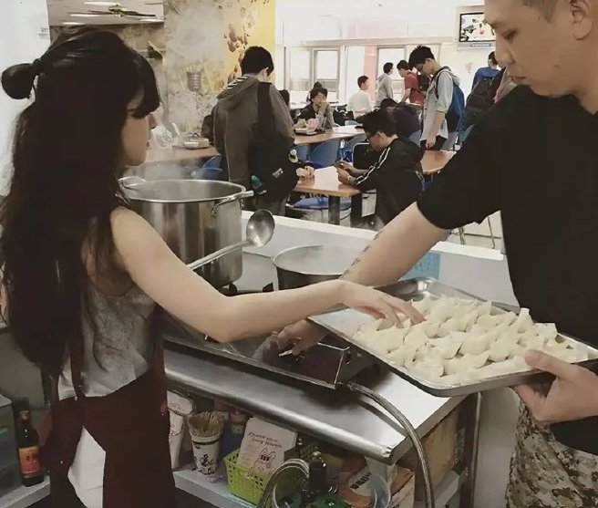 赵露思曾在学校摆摊卖馄饨。（图／翻摄自微博）