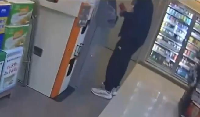 警方至超商巡逻，机警发现行迹可疑女子上前盘查，果真逮到诈骗集团车手，更进一步逮到在旁等候的共犯。（警方提供／任义宇高雄传真）