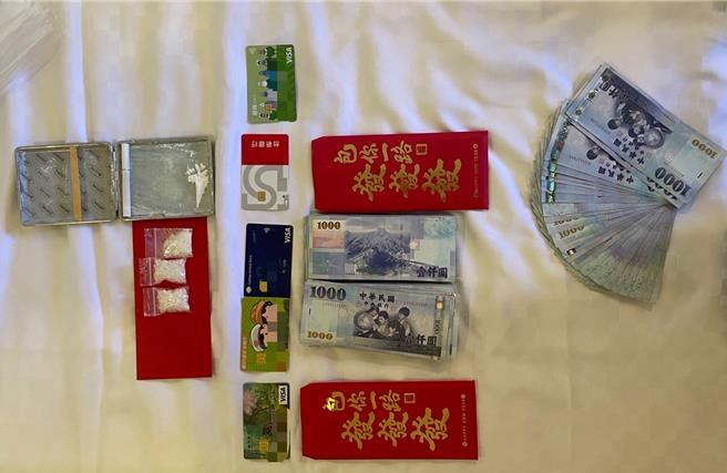 警方到诈骗集团成员住处搜索，查获现金、手机、毒品等证物送办。（警方提供／任义宇高雄传真）