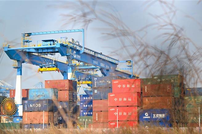 国际货币基金（IMF）前首席经济学家欧布思费尔（Maurice Obstfeld ）示警，美国总统当选人川普扬言採取的关税举措可能会适得其反，损害美国经济，甚至可能以悲剧收场。（摘自新华社）