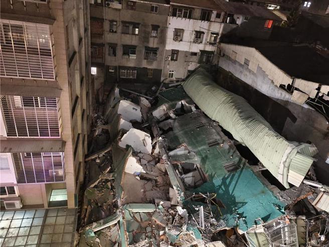 新北市三重区六张街84号5层楼公寓于6日晚间8时45分应声倒塌，幸无人员伤亡。（王扬杰摄）