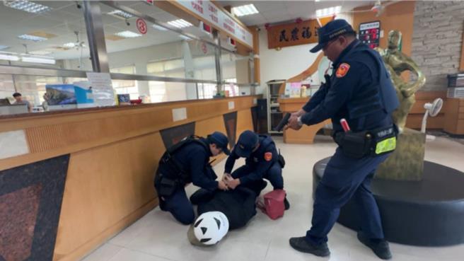 随着农历春节将至，金融机构提存现钞的民眾逐渐增加，也成为歹徒觊觎的目标，六龟警分局于1月6日举办防抢演练。（警方提供／林雅惠高雄传真）