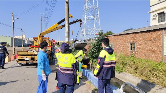 警消人员获报到场处理车祸。（民眾提供／李京升台中传真）