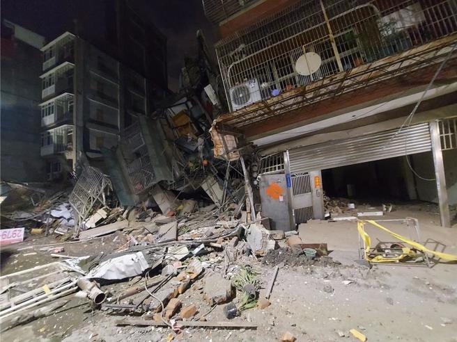 新北市三重區六張街6日因建案地下室施工導致鄰房嚴重傾。（張鎧乙攝）