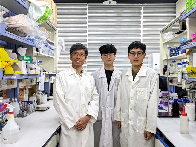 陽明交大黃介嶸教授（左）與博班生孫永宸（中）、碩班生謝宗倫（右）合影。（陽明交大提供）