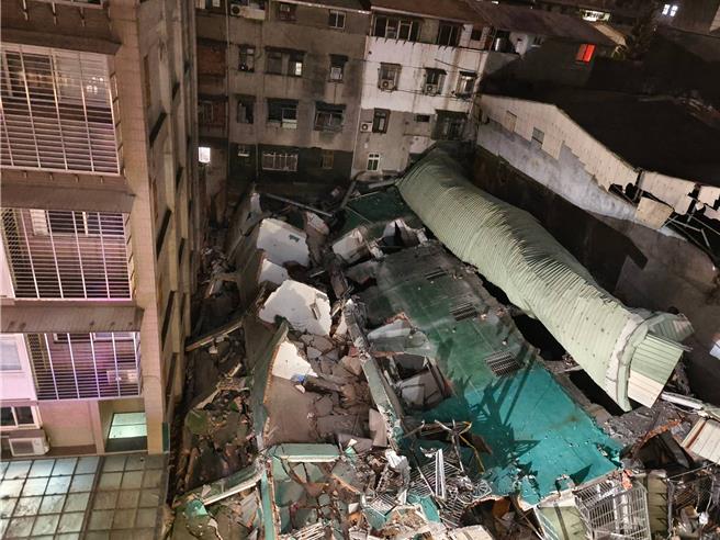 新北市三重区六张街184号公寓6日晚疑因隔壁地下室开挖造成倒塌，律师何皓元提醒受灾户要保全未来能顺利获偿，应向建商提出假扣押，并且证据需齐全；律师刘文瑞补充，让法院相信有这种可能性就好，受灾户若想让假扣押顺利，可找出负责人是否有准备落跑出境，或是找仲介准备出卖不动产等行为。（张铠乙摄）