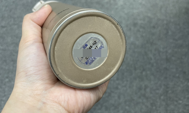 日本厨具制造商「和平freiz」在网路上呼吁，千万不要把保温瓶底部的圆形银色贴纸撕除。（示意图，记者杨雅婷／摄影）