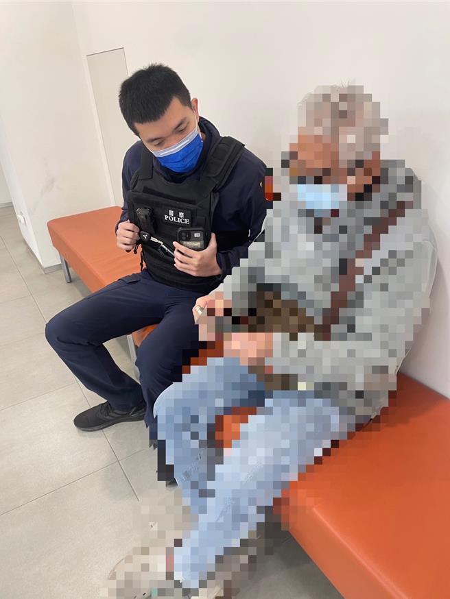 苗栗警分局北苗派出所员警及时劝阻张姓老翁交款给诈团车手。（读者提供／谢明俊苗栗传真）