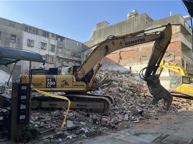 三重六張街公寓倒塌，現場進行拆除清運作業。（王揚傑攝）