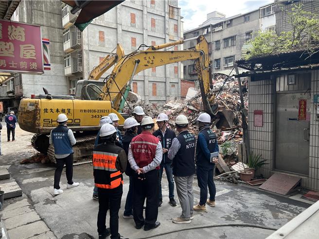 三重六張街公寓倒塌，現場進行拆除清運作業。（王揚傑攝）