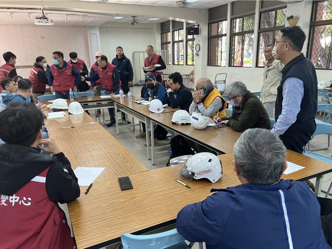 三重六張街公寓倒塌，新北市府相關單位組成應變小組。（王揚傑攝）