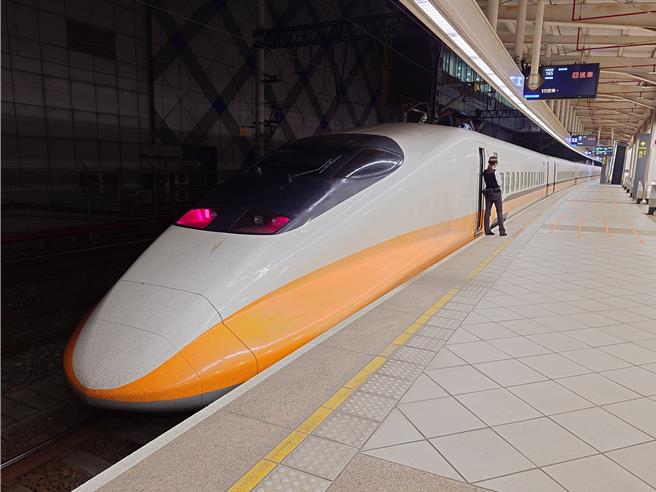 中部一名麻疹患者，曾於跨年前後曾2度到訪高雄，並分別於12月28日、12月31日搭乘160次、153次高鐵列車，但目前僅16名同車廂旅客通報，衛生局疾呼麻疹傳染力比COVID-19高數倍，請主動向高雄市衛生局聯繫。高鐵示意圖。（任義宇攝）