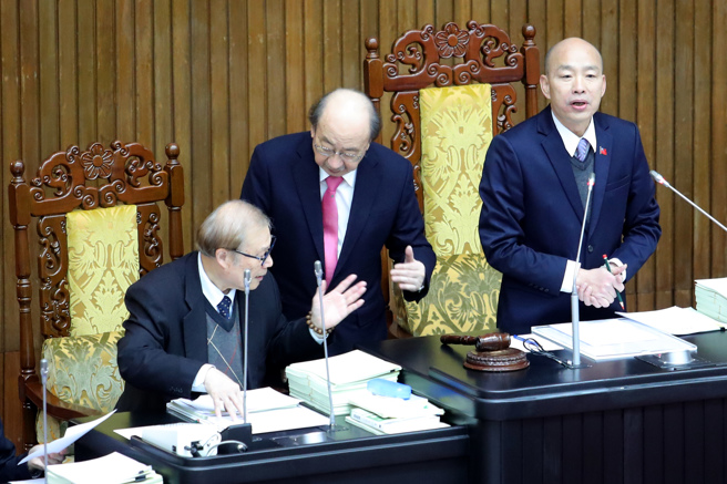 立法院7日处理《发展观光条例》部分条文修正草案，民进党立法院党团总召柯建铭（中）走上主席台，与立法院长韩国瑜（右）、秘书长周万来（左）沟通议事。但柯建铭近日也把罢免韩列为重点。（黄世麒摄）
