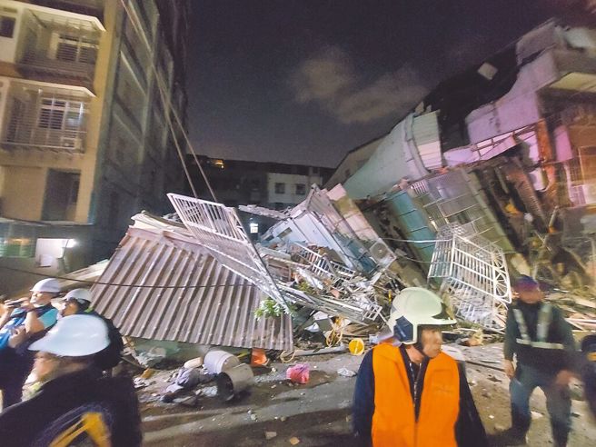 新北市三重区六张街6日因建案地下室施工导致邻房倒塌，幸无人伤亡。（张铠乙摄）