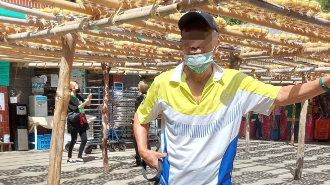 赵姓老翁好心助人、助狗反遭提告求偿。（民眾提供）