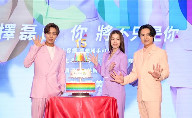 告五人今記者會送上3層大蛋糕與，祝賀磊山生日快樂。（羅永銘攝）