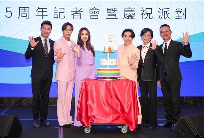 告五人今記者會送上3層大蛋糕，祝賀磊山生日快樂。（羅永銘攝）