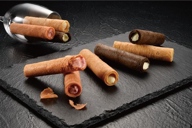 「生乳卷风味蛋卷12入综合礼盒」一次吃到草莓、原味、特黑等爆浆生乳内馅，3款口味各4入，售价520元。（图／亚尼克）